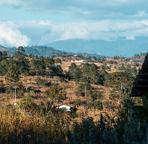 Malerische Aussicht auf die Berge im Bezirk Quiché Berglandschaft mit vereinzelten einfachen Häusern in Guatemala