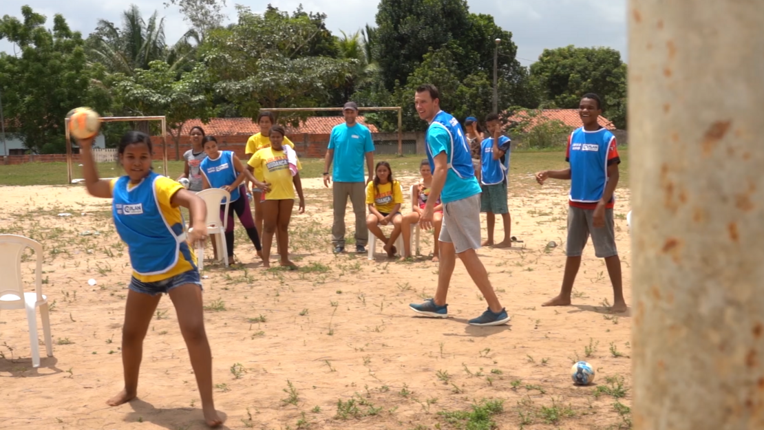 Kinder in Basilien spielen Handball mit Dominik Klein