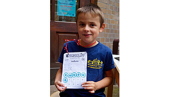 Die Kinder präsentieren stolz ihre Laufkarten © Kerstin Fakler