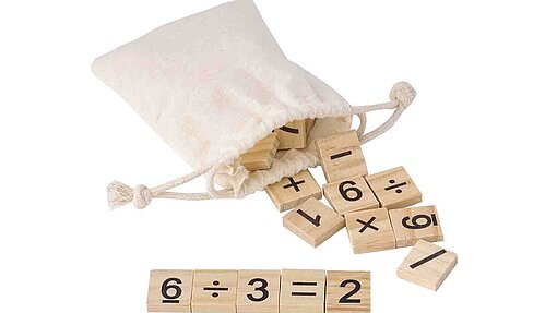 Mathe Lernspiel im Beutel Beutel aus dem mit Ziffern und Funktionszeichen bedruckte Plättchen scheuen. Eine Gleichung ist vorne zusammengesetzt.