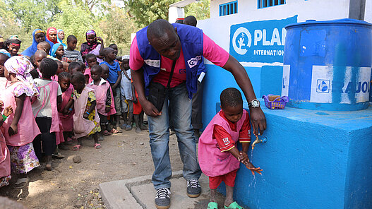 Mit einer Handwaschstation ermöglichen wir Gemeindemitgliedern, ihre Hände richtig zu waschen. © Plan International / Bild stammt aus einem ähnlichen Plan-Projekt in Kamerun