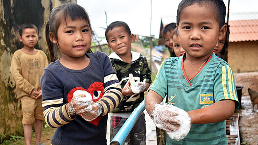 In Schulungen lernen Kinder das gründliche Händewaschen mit Wasser und Seife. © Plan International / Bild stammt aus einem ähnlichen Plan-Projekt in Laos.
