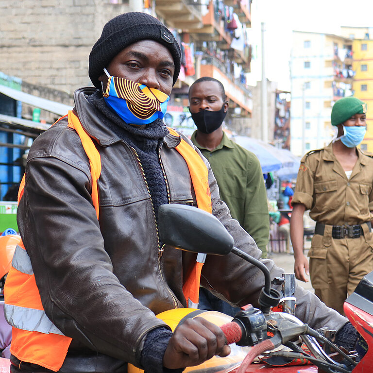 Cosmas in den Straßen von Nairobi auf einem Motorrad.