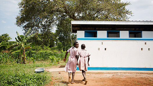 Da viele Schulen nicht über angemessene und nach Geschlechtern getrennte Waschräume verfügen, bauen oder renovieren wir an den Schulen Waschräume für Mädchen.