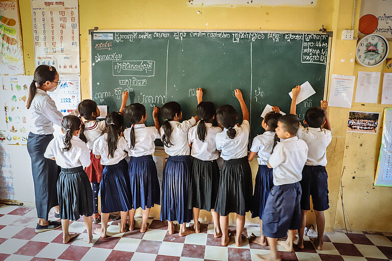 Torts Lehrerin lehrt das Khmer Alphabet