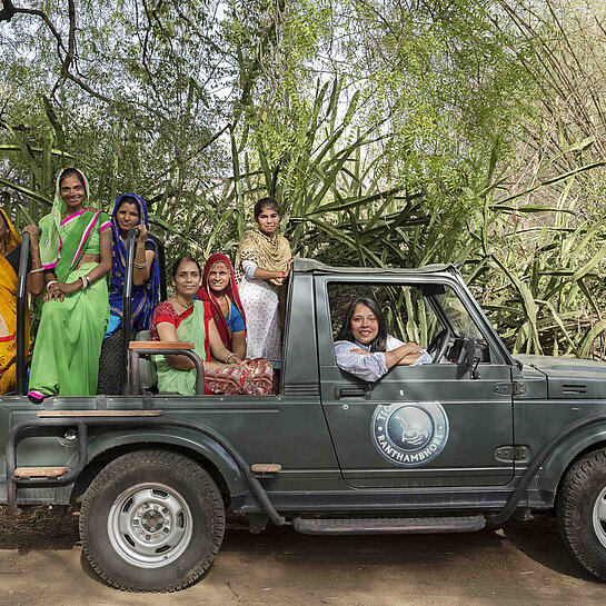 Das Team von Dhonk in Indien mit Dyvia Khandal am Steuer