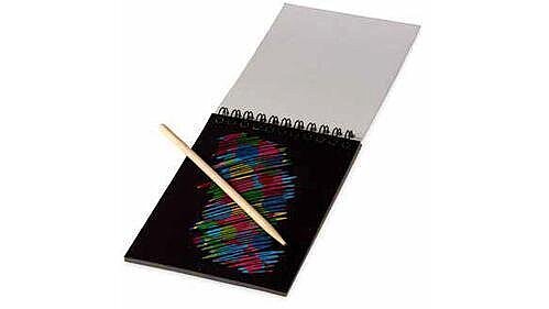 10215 Kratzblock Aufgeschlagener Spiralblock, das oberste schwarze Blatt hat ein buntes bereits gekratztes Motiv.