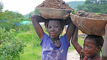 Die Situation von Mädchen in Mali ist unter anderem Thema der Ausstellung "Weil wir Mädchen sind...".©Plan