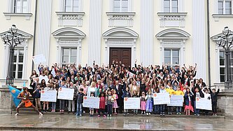 Die Teilnehmerinnen und Teilnehmer am Tag der Preisverleihung vor dem Schloss Bellevue. © Patrick Meinhold