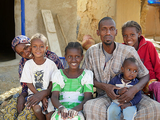 Familie aus Mali Eine große Familie sitzt draußen zusammen