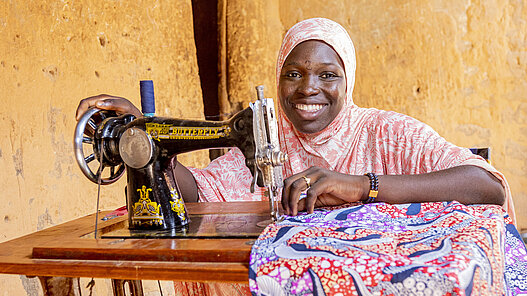 Die 17-jährige Saratou näht Kleider bei Workshops bei ihr zuhause.