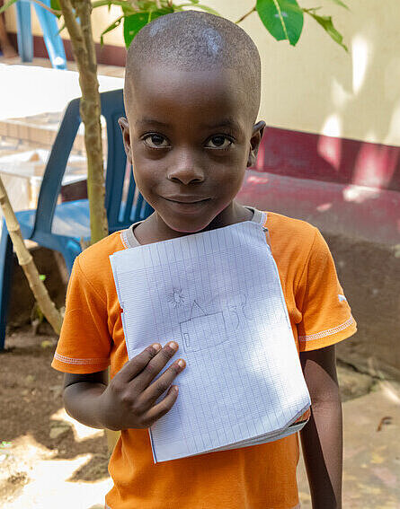 Junge aus Haiti mit Zeichnung