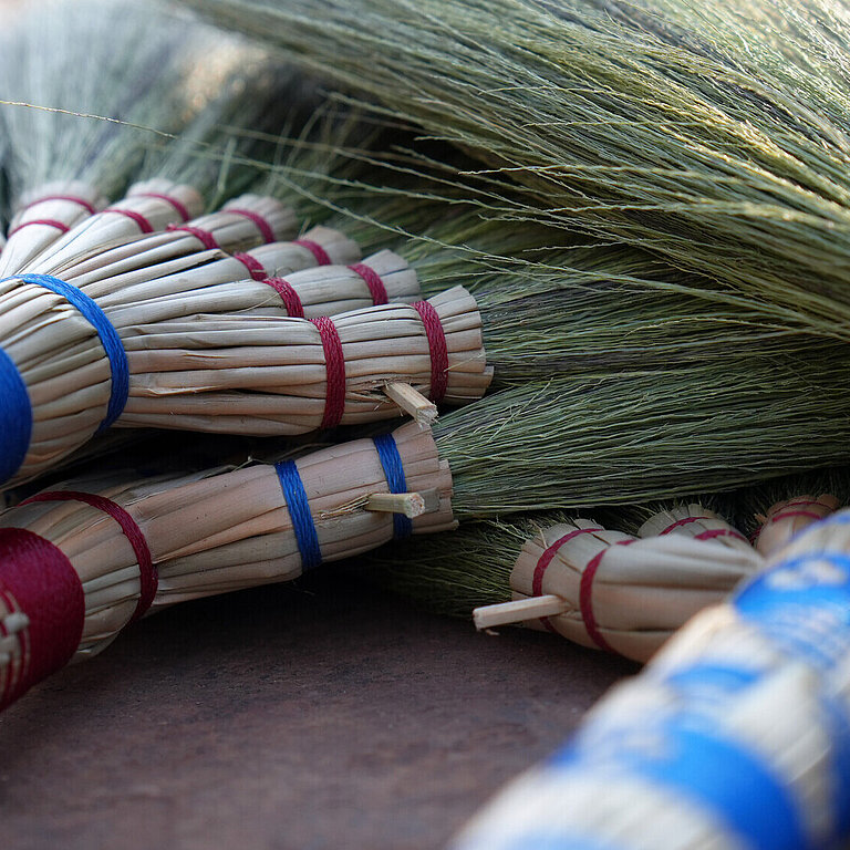 Gebundene Ginstergräser als verkaufsbereite Besen.