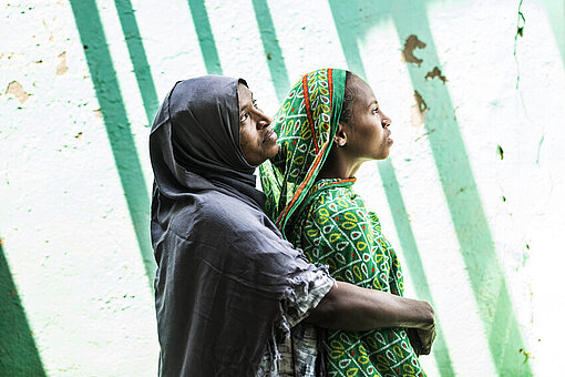 Shishig mit ihrer Tochter Eman