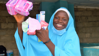 Schätzungen zufolge müssen etwa 500 Millionen Menstruierende auf Hygieneprodukte oder saubere Toiletten verzichten. Plan International fordert deshalb, dass alle menstruierenden Personen ihr Grundrecht auf Hygiene wahrnehmen können. © Plan International