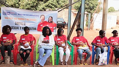 Junge Frauen sitzen bei einer Veranstaltung für sexuelle Gesundheit