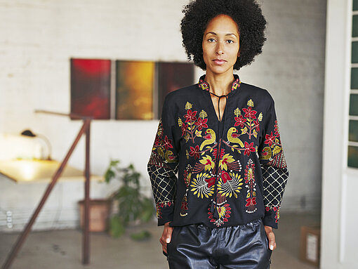 Im Plan Shop finden sich aufwendig bestickte Hemden, Jacken und Kimonos von Dhonk aus Indien
