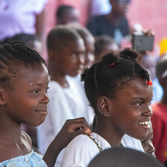 Zwei Mädchen schauen eine Sportveranstaltung