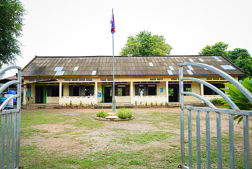 Das schwere Metalltor ist Teil des neuen Sicherheitskonzepts der Schule in der Provinz Stung Treng Modernisierte Schule in Kambodscha