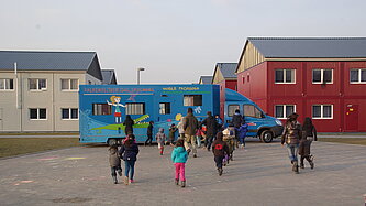 Die Kinder freuen sich über das Spiel-, Kunst- und Bewegungsangebot. © Verein zur Förderung der Jugendarbeit e.V.