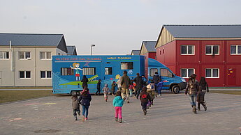 Die Kinder freuen sich über das Spiel-, Kunst- und Bewegungsangebot. © Verein zur Förderung der Jugendarbeit e.V.