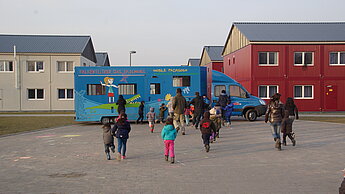 Die Kinder freuen sich über das Spiel-, Kunst- und Bewegungsangebot. © Verein zur Förderung der Jugendarbeit e.V.