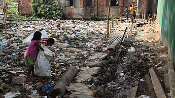 Kinder suchen in Bangladesch nach wiederverwertbarem Müll, um ihn weiterzuverkaufen.©Plan International