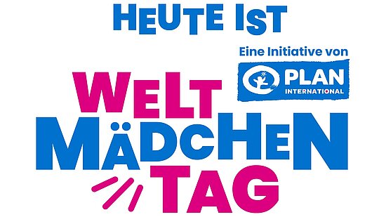 Grafik mit dem Text: „Heute ist Weltmädchentag – Eine Initiative von Plan International“. Darunter sind vier Zeichnungen von Mädchen verschiedener Herkunft zu sehen, die selbstbewusst und lächelnd in die Kamera blicken. Die Farben sind kräftig in Blau, Pink und Gelb gehalten.