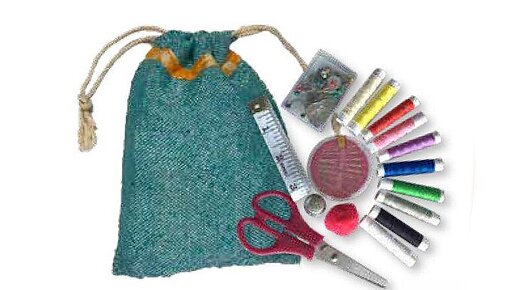 Kleiner Beutel, davor der Inhalt des Nähsets.