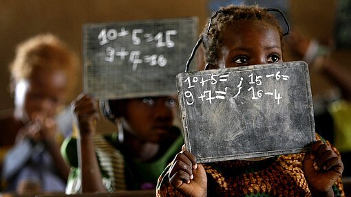 Bildung ermöglicht es Mädchen, ein selbstbestimmtes Leben zu führen. Bildung ermöglicht es Mädchen, ein selbstbestimmtes Leben zu führen.