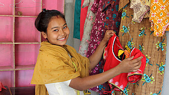 Eine Frau präsentiert ihre Mode