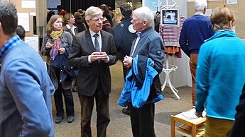 Burkhard Jasper, Bürgermeister der Friedensstadt Osnabrück (Mitte), sprach ebenfalls auf der Vernissage im Museum am Schölerberg. © Michael Hollmann