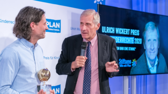 Ulrich Wickert im Gespräch mit Manuel Möglich_der den Peter Scholl-Latour Preis 2020 für Patrick und Dennis Weinert entgegennahm. ©Plan International