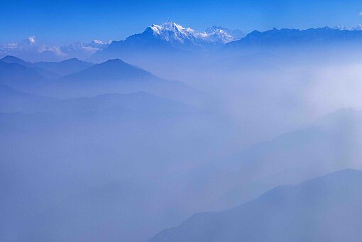 Der Fluss Seti entspringt im Himalaja von Nepal Aussicht auf schneebedeckte Berge des Himalajas