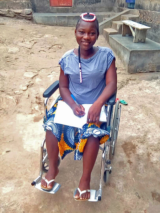 Mädchen mit Behinderung im Rollstuhl.