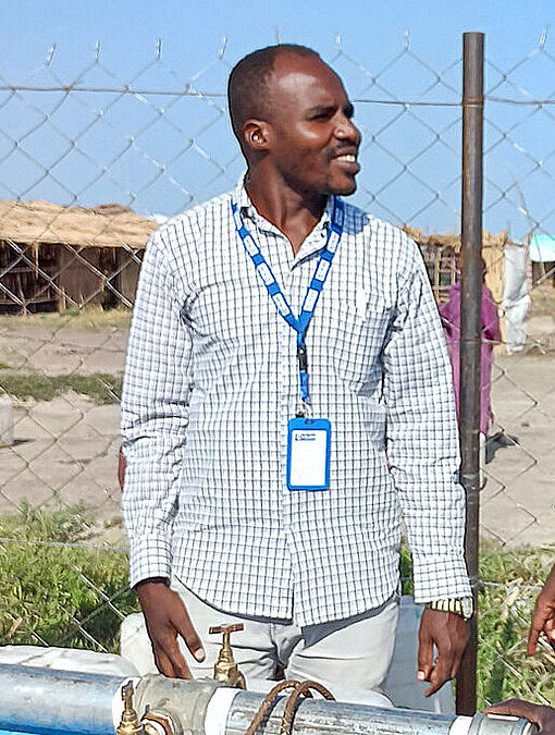 Projektmanager Tarig Yagoub wollte zu seiner Verlobten reisen, als am 15. April 2023 der Krieg in Sudan ausbrach Ein Mann steht vor einem Wasserhahn