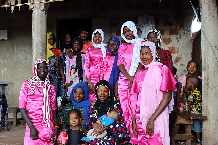 Gruppenfoto von mehreren jungen guineischen Frauen