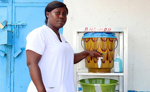 Personal vor Handwaschstaion