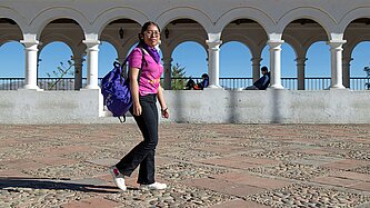 Eine junge Frau schreitet voran