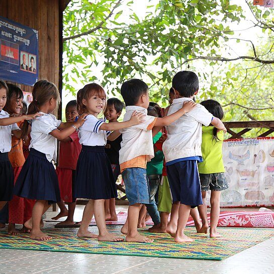 Kinder spielen in der Vorschule.