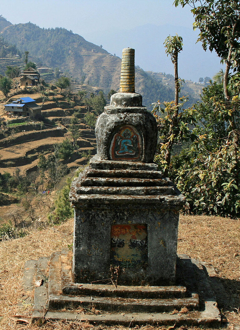 Chörten sind buddhistische Bauwerke, die im Himalaja verbreitet sind und im Uhrzeigersinn umrundet werden müssen