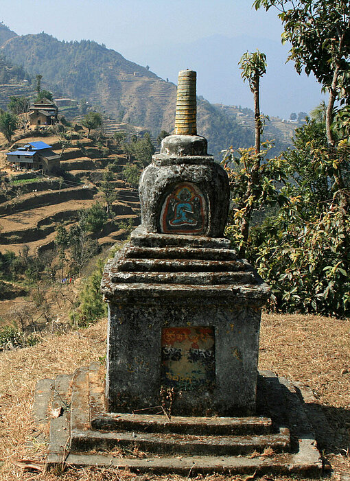 Chörten sind buddhistische Bauwerke, die im Himalaja verbreitet sind und im Uhrzeigersinn umrundet werden müssen Chörten sind buddhistische Bauwerke, die im Himalaja verbreitet sind und im Uhrzeigersinn umrundet werden müssen