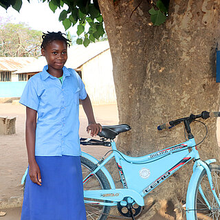 Josefina steht in ihrer Schuluniform auf dem Pausenhof
