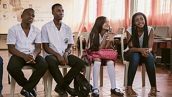 Die Friedensaktivisten arbeiten für eine gute Zukunft anstatt nur an die schlechte Vergangenheit zu denken. © Plan International / Anika Buessemeier