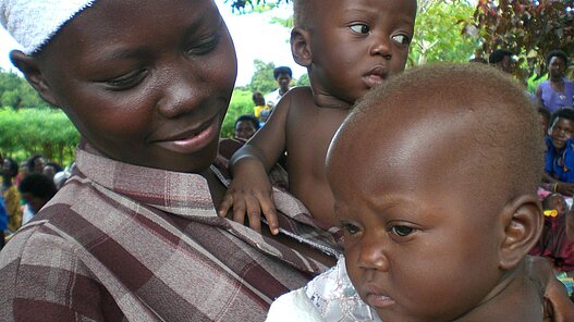 Gesundheitsteams unterstützen von HIV/Aids betroffene Familien in Uganda bei der Bewältigung ihres Alltags.