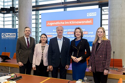 Gruppenfoto mit Teilnehmenden des Parlamentarischen Frühstücks