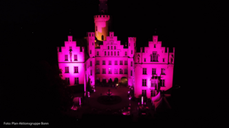 Das Schloss Arenfels in Bonn erstrahlt in Pink