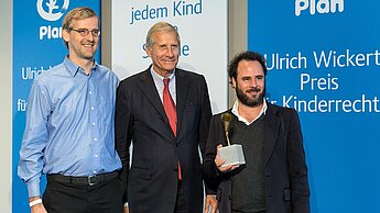 Vorjahressieger Andreas Boueke und Plan-Pate Ulrich Wickert überreichen den Preis an Marian Blasberg.