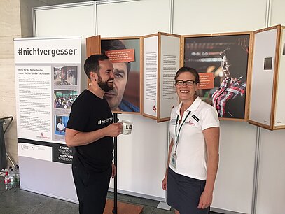 Fabian Böckler von Plan International zusammen mit Katrin Zeh von Caritas gemeinsam bei der Eröffnung. © Plan