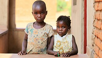 In der zentralafrikanischen Republik sind seit mehreren Jahren bewaffnete Gruppen aktiv. Sie plündern und beschädigen Schulgebäude und verhindern, dass Kinder eine Ausbildung erhalten. Das hat schlimme Konsequenzen für ihre Zukunft, denn ohne Abschluss ist das Risiko hoch, in Armut zu leben.